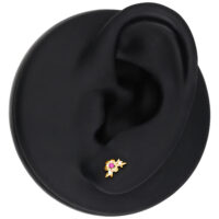 Modelo de oreja negra con accesorio botánico dorado con cristal rojo