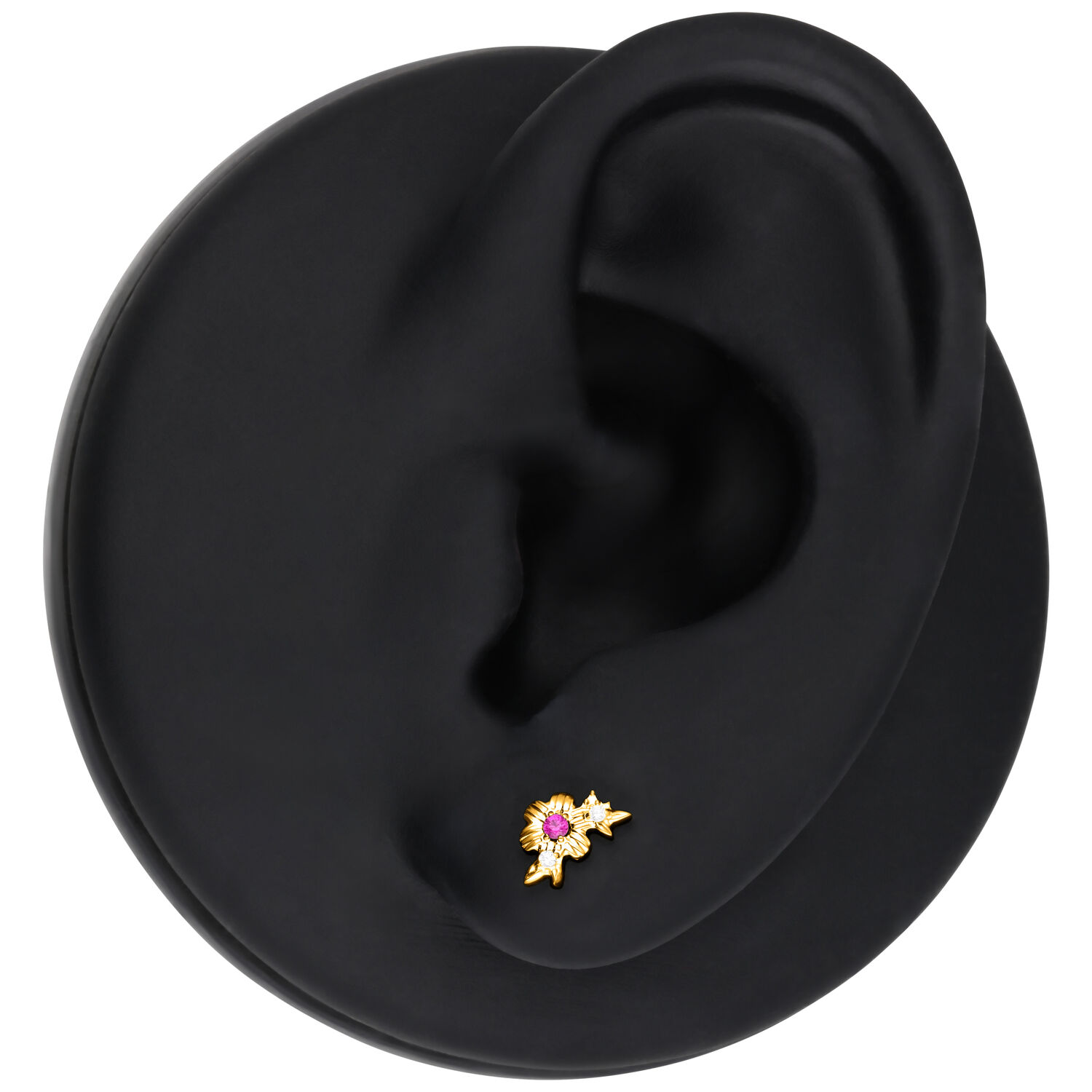 Modelo de oreja negra con accesorio botánico dorado con cristal rojo