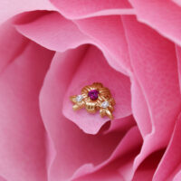 Aplique de Flor Dorada con Rubí y Cristales sobre pétalo rosa