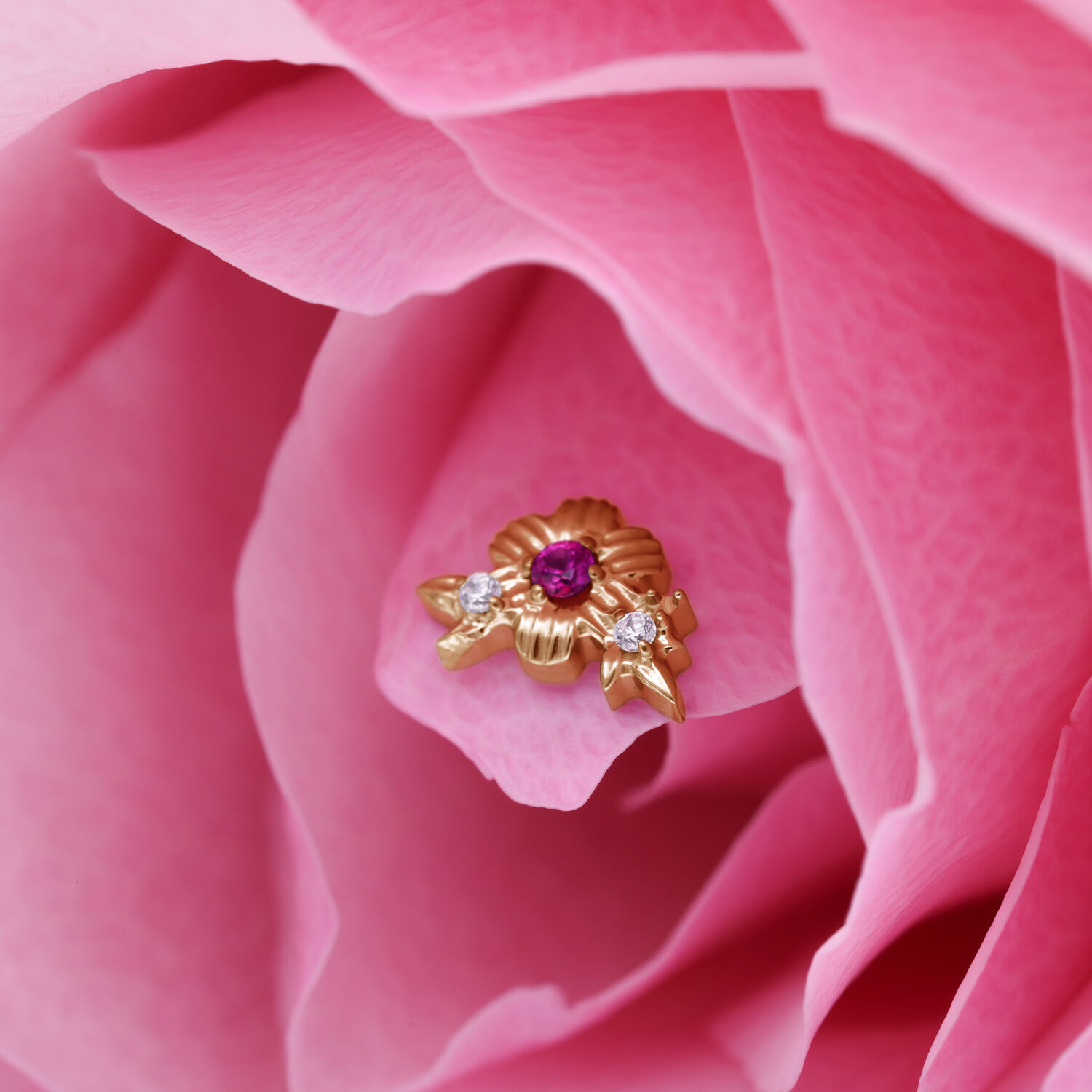 Aplique de Flor Dorada con Rubí y Cristales sobre pétalo rosa