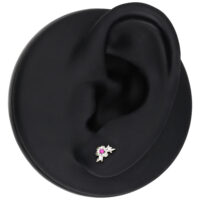 Accesorio de oreja plateado con cristal rojo en soporte negro