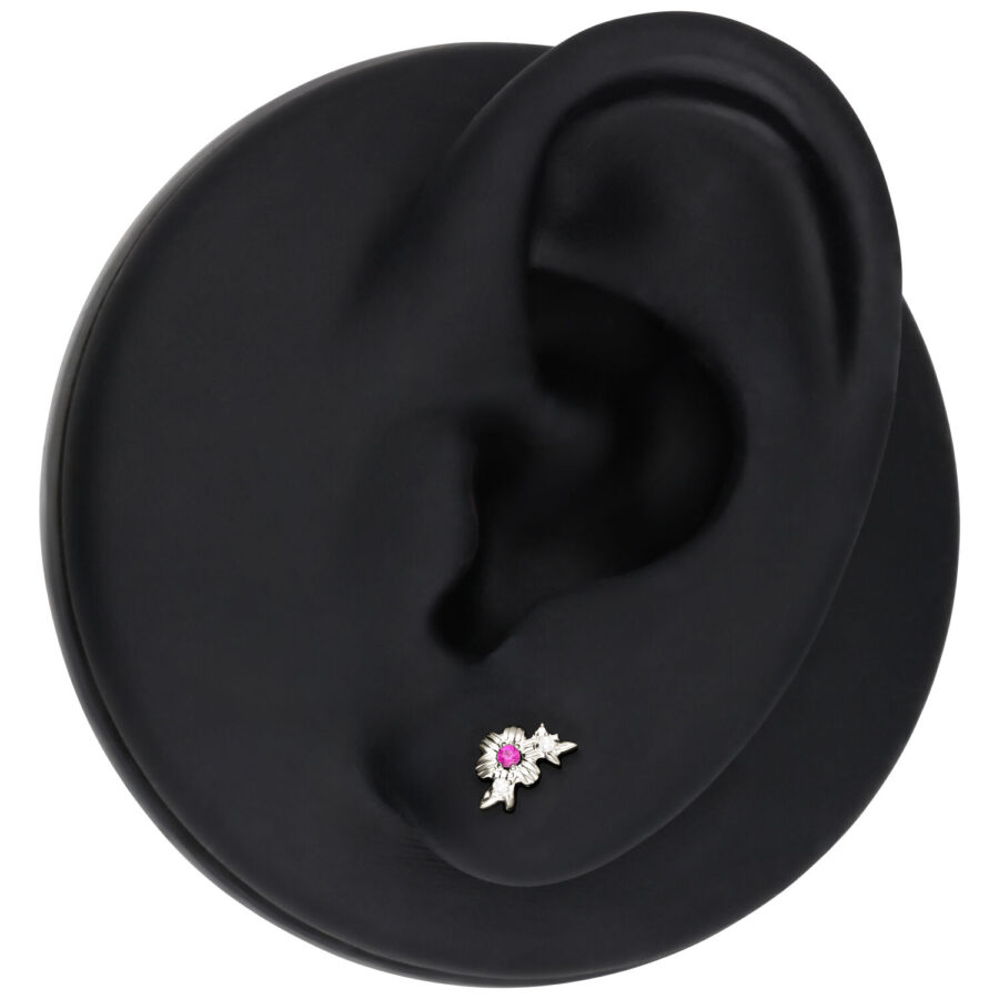 Accesorio de oreja plateado con cristal rojo en soporte negro