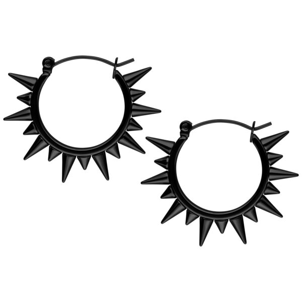 Dos pendientes negros con pinchos de acero quirúrgico con puntas en forma de pirámide sobre fondo blanco