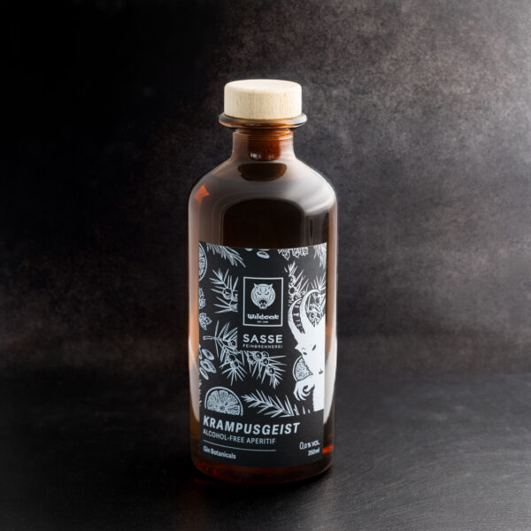 Botella de vidrio marrón con diseño Wildcat sobre fondo oscuro