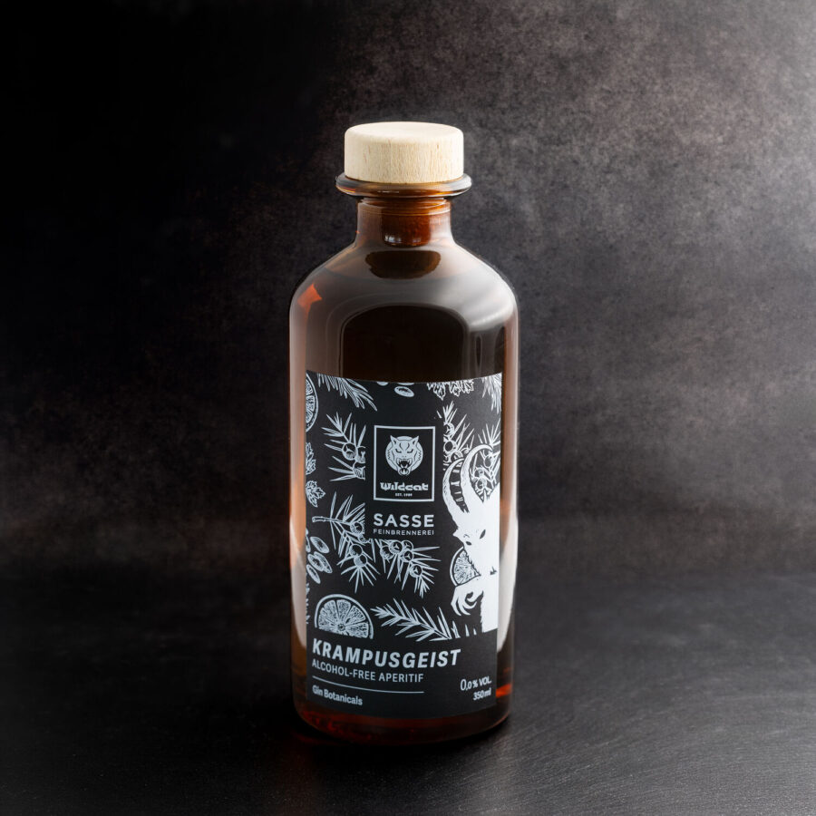 Botella de vidrio marrón con diseño Wildcat sobre fondo oscuro