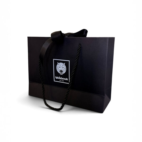 Bolsa de regalo negra con el logo de Wildcat y asas de cuerda sobre fondo blanco