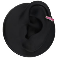 Modelo de oreja negra con anillo plateado, cristales rojos