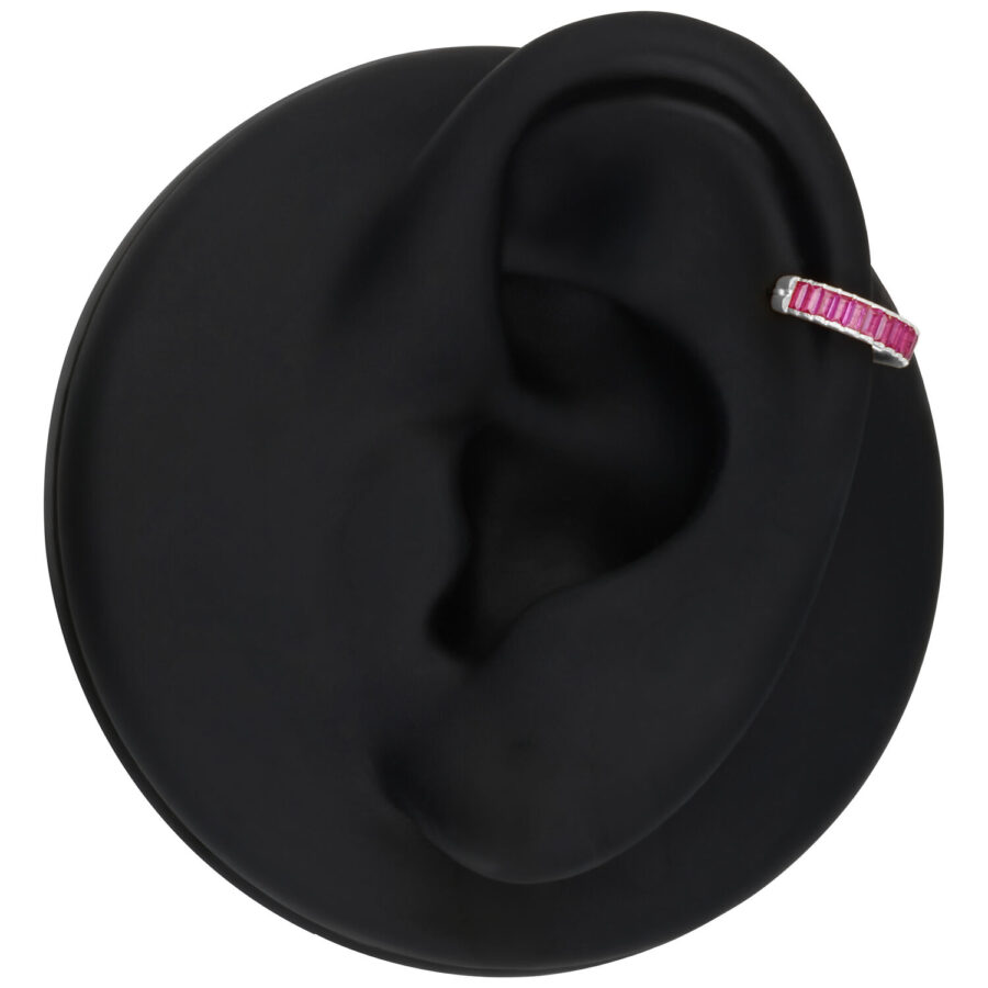 Modelo de oreja negra con anillo plateado, cristales rojos