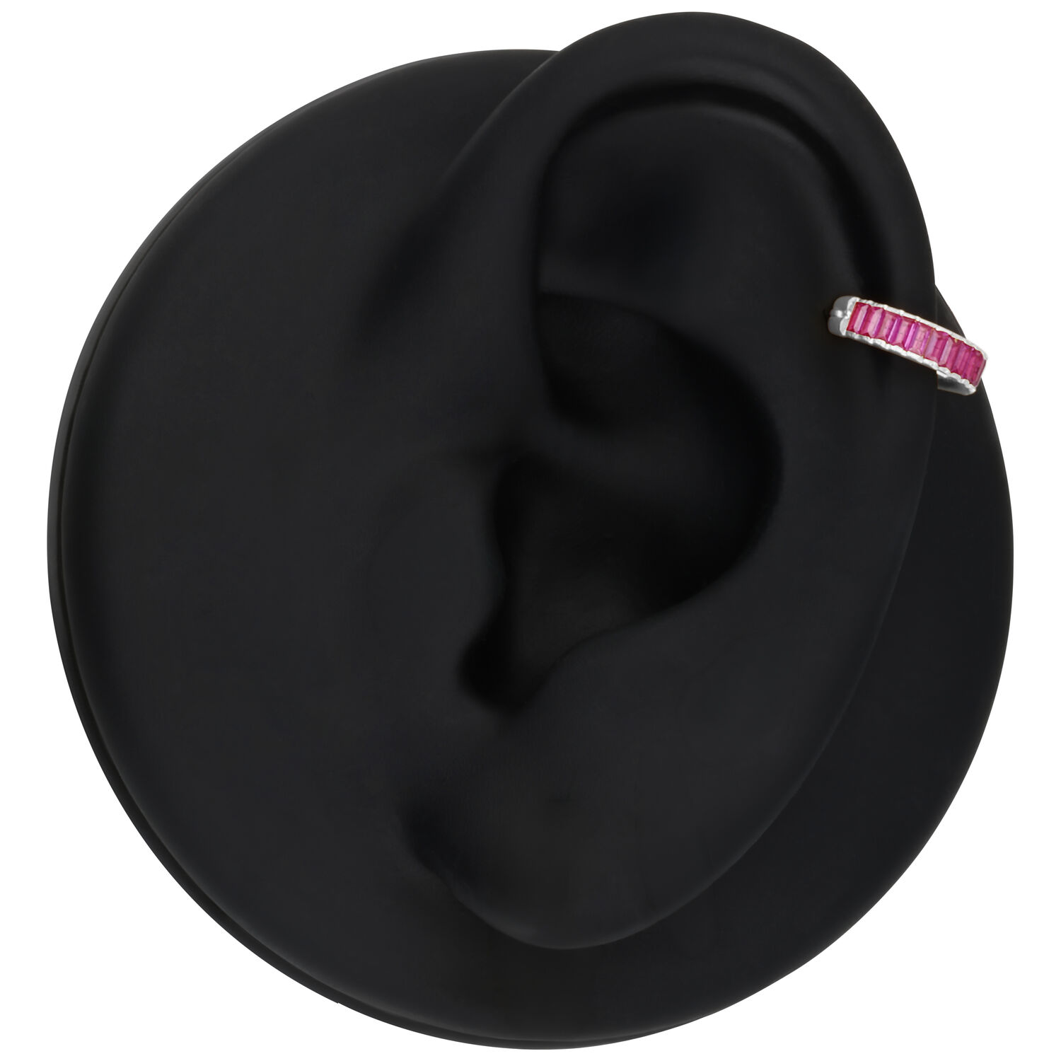 Modelo de oreja negra con anillo plateado, cristales rojos