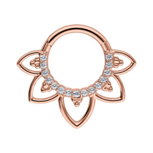 Clicker Septum rosado con piedras cristalinas en diseño oriental sobre fondo blanco