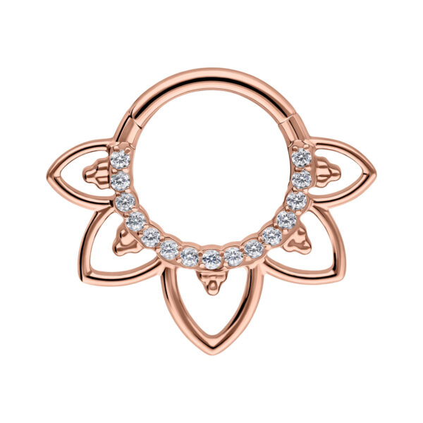 Clicker Septum rosado con piedras cristalinas en diseño oriental sobre fondo blanco