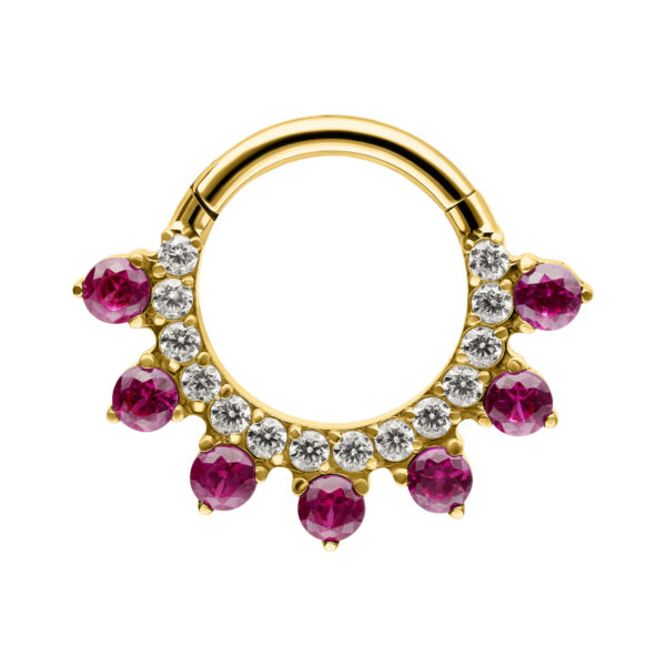 Anillo de piercing dorado con rubíes rojos y cristales claros sobre fondo blanco