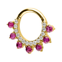 Aro de piercing de titanio dorado con cristales rojos y claros sobre fondo blanco