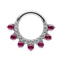 Anillo de piercing plateado con cristales rojos y claros sobre fondo blanco