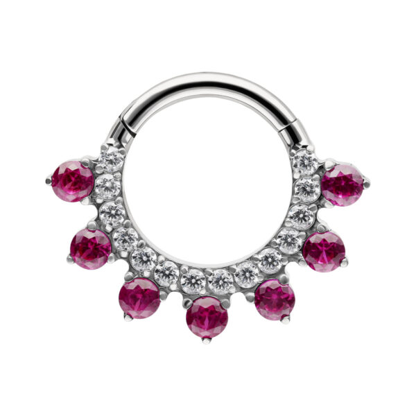 Anillo de piercing plateado con cristales rojos y claros sobre fondo blanco