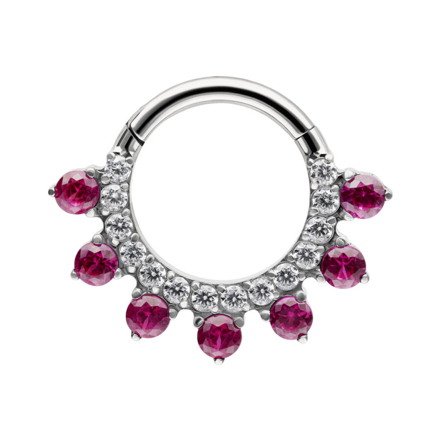 Anillo de piercing plateado con cristales rojos y claros sobre fondo blanco
