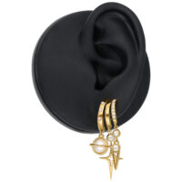 Pendientes dorados en un modelo de oreja negro, adornados con perlas y strass