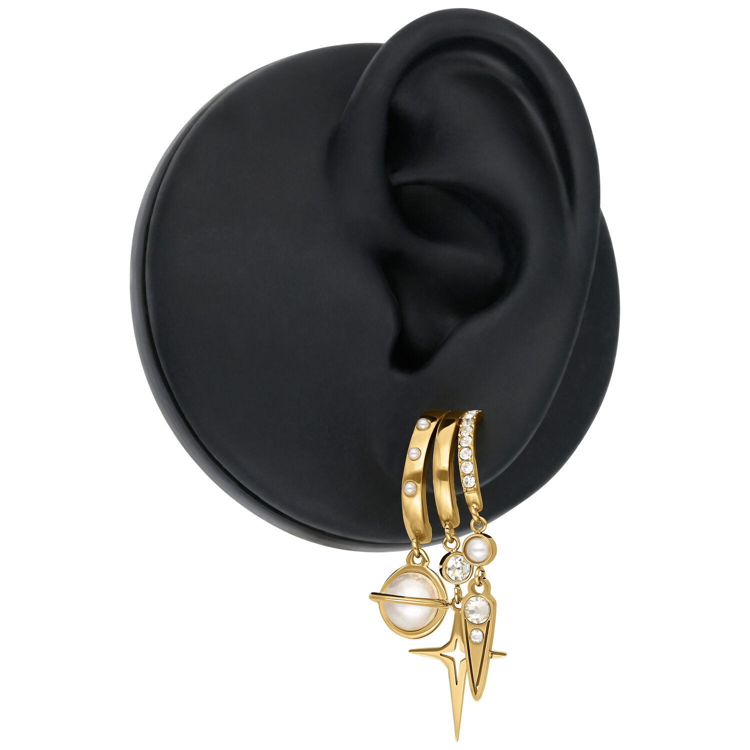 Pendientes dorados en un modelo de oreja negro, adornados con perlas y strass