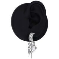 Pendiente plateado con colgante de planeta y estrella en un modelo de oreja negra