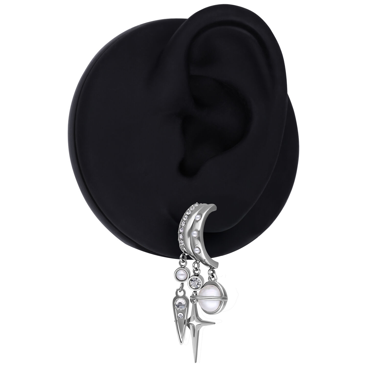 Pendiente plateado con colgante de planeta y estrella en un modelo de oreja negra
