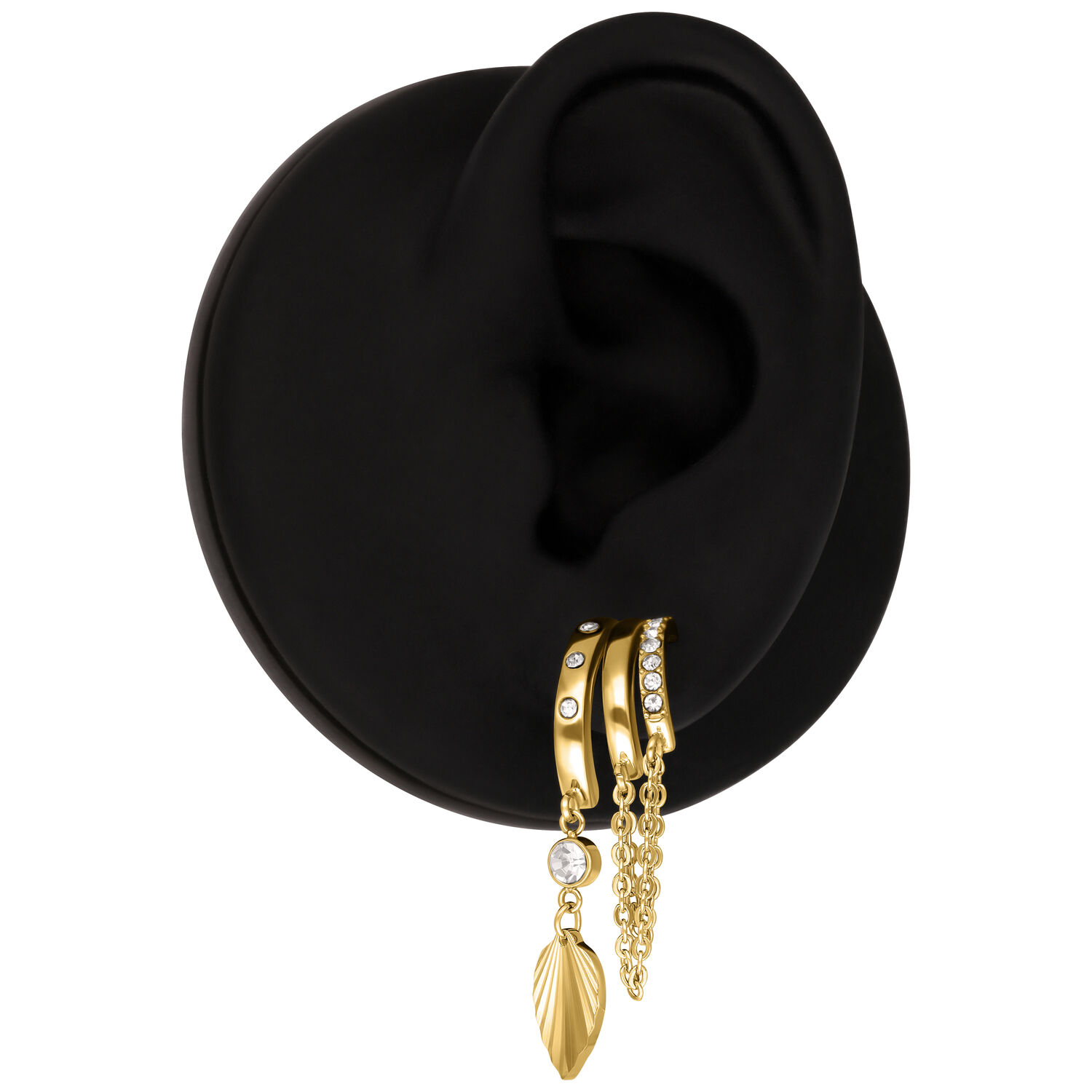 Pendientes dorados con piedras brillantes y colgante de hoja, presentados en un modelo de oreja negra