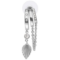Dos pendientes de plata con piedras de estrás y colgante de cadena en forma de hoja sobre fondo blanco