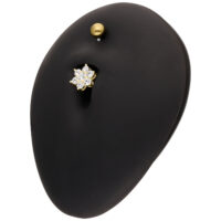 Banana Bell dorado con piedras cristalinas en exhibidor negro