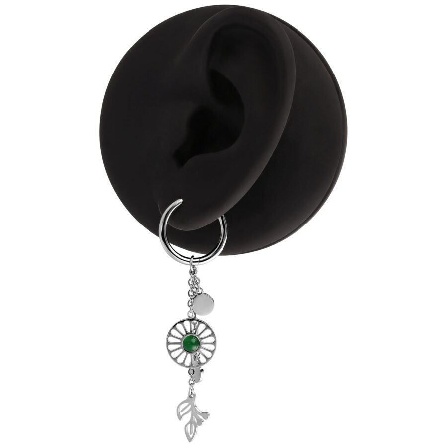 Pendiente de plata con colgante de ágata musgosa verde en un modelo de oreja negra