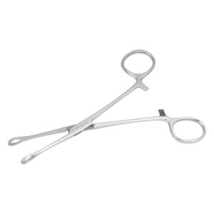 Pinza curva de acero inoxidable plateada sobre fondo blanco