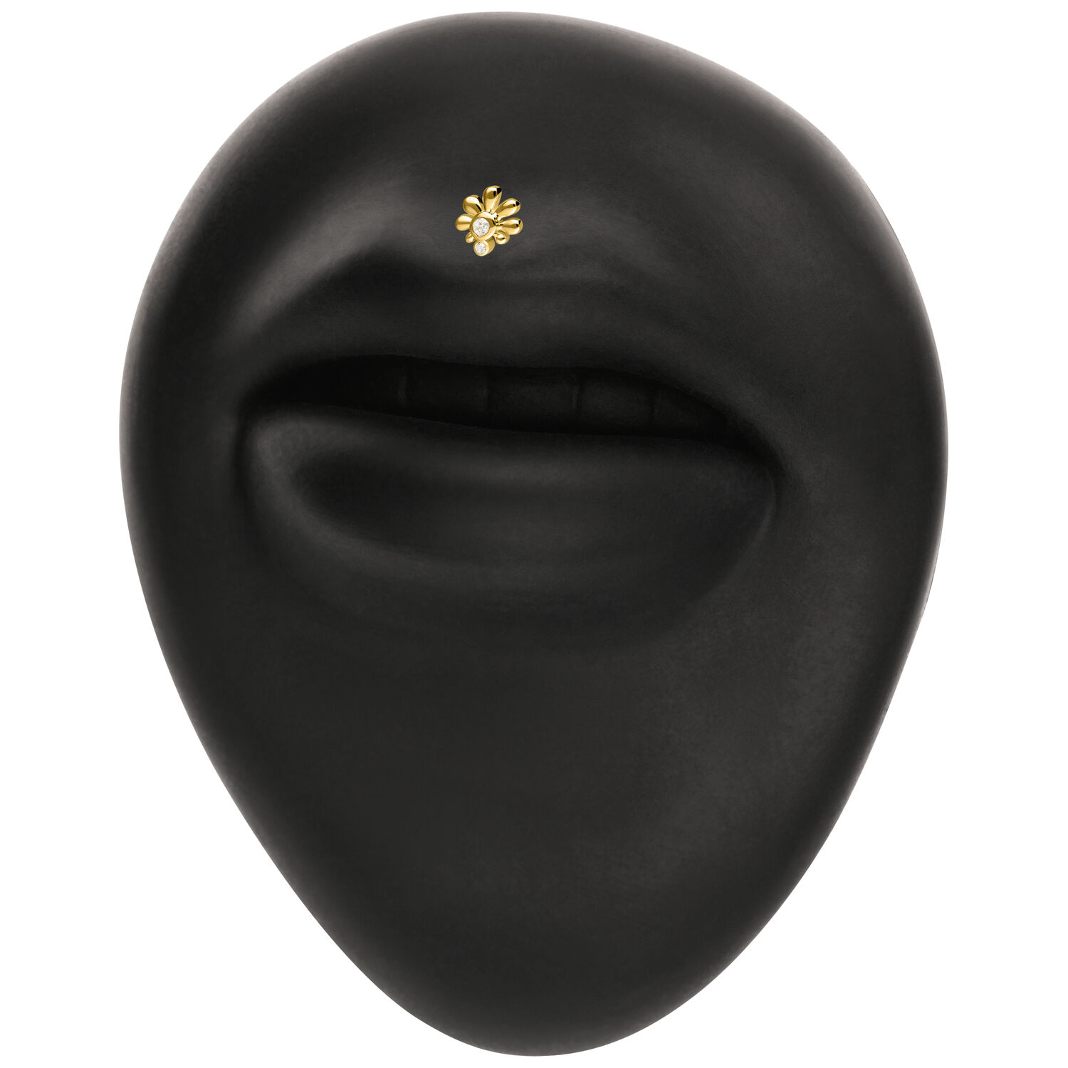 Accesorio ovalado negro con adorno de flor dorada sobre fondo blanco
