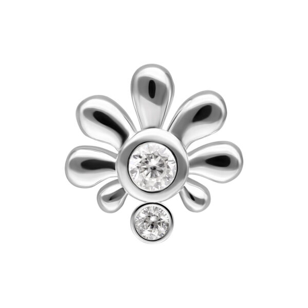 Ajuste de piercing plateado en forma de flor con cristales claros sobre fondo blanco