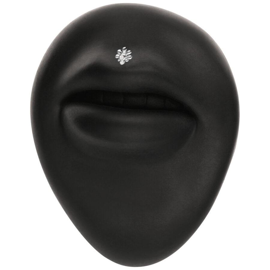 Accesorio facial negro con cristal plateado sobre fondo blanco