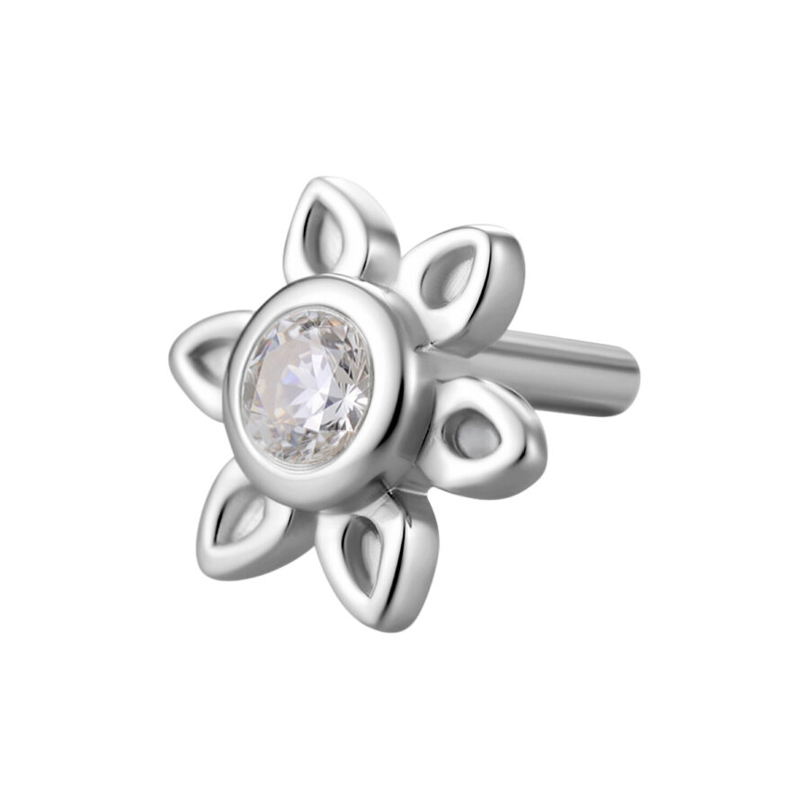 Adorno floral plateado con cristal claro sobre fondo blanco