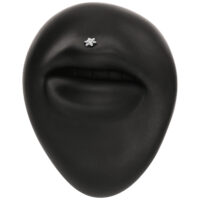Escultura negra con adorno de flor Escultura mate negra de un rostro con adorno de flor plateada en el labio superior