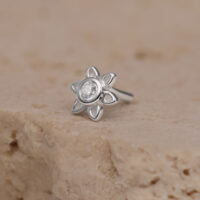 Ajuste de Piercing de Flor Plateada Ajuste de flor plateada con cristal sobre piedra beige