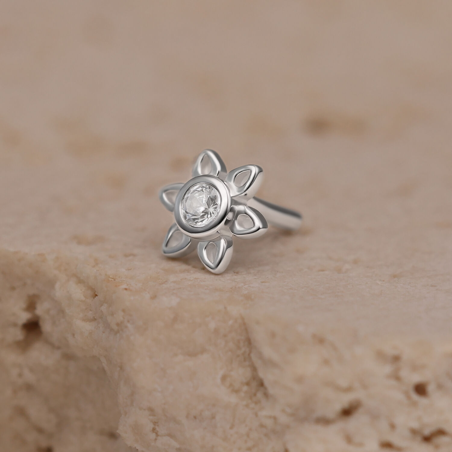Ajuste de Piercing de Flor Plateada Ajuste de flor plateada con cristal sobre piedra beige