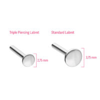 Dos labrets de plata sobre fondo blanco, izquierda 2,75 mm, derecha 3,75 mm