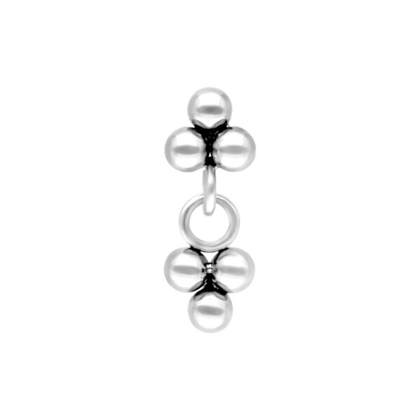 Trinity de oro blanco para piercing con bolas sobre fondo blanco