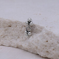 Colgante Trinity Push Fit en Oro Blanco Pequeño colgante de oro blanco con tres bolas sobre piedra clara