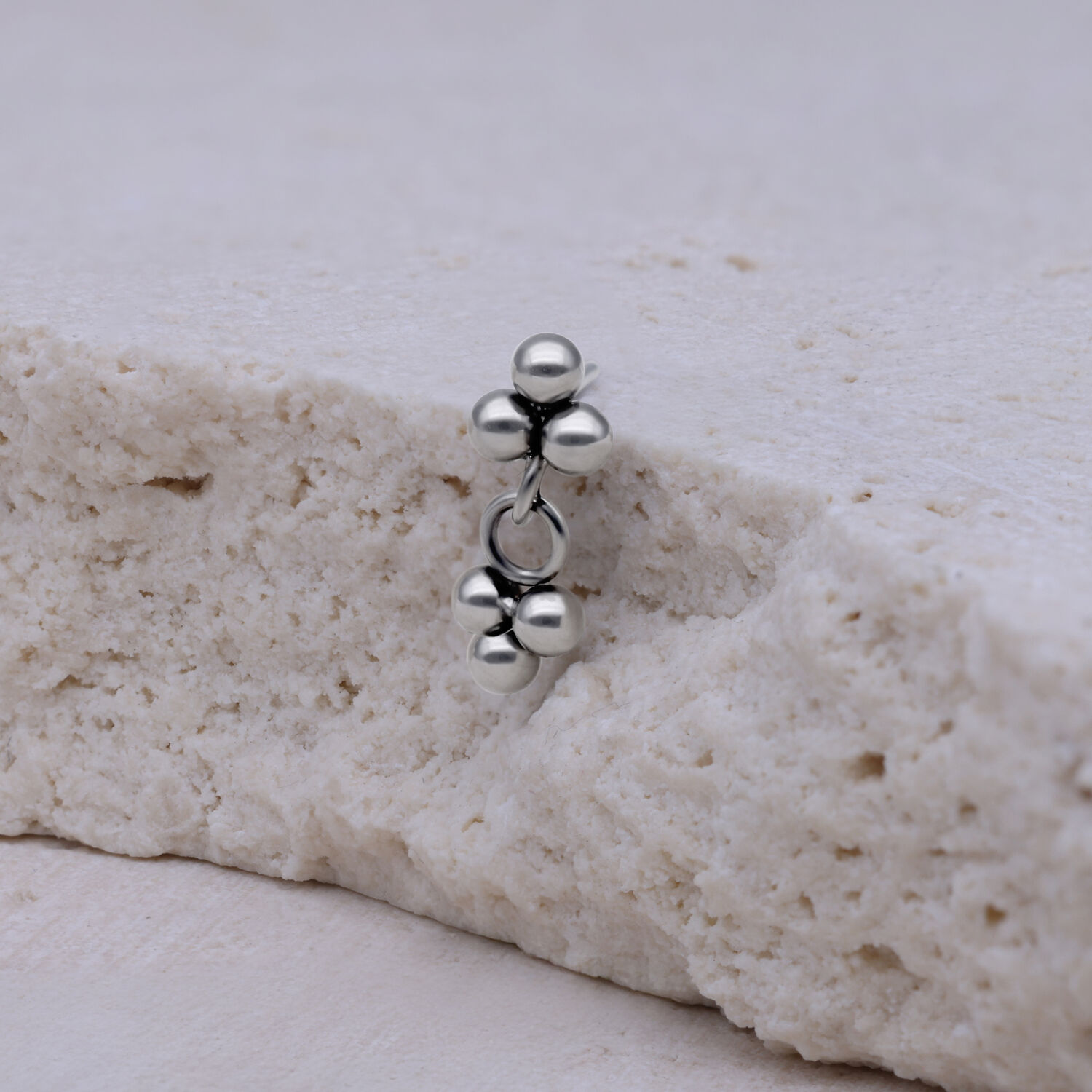 Colgante Trinity Push Fit en Oro Blanco Pequeño colgante de oro blanco con tres bolas sobre piedra clara