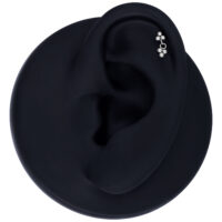 Trinity Piercing de Oro Blanco Modelo de oreja negra con Trinity Piercing de oro blanco
