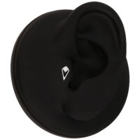 Accesorio negro para piercing de oreja con cristal Accesorio negro para piercing con cristal claro en un modelo de oreja negra