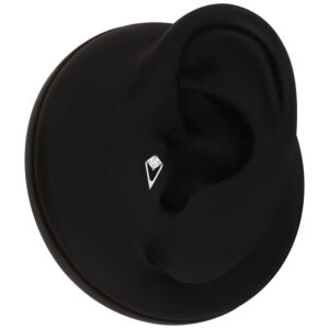Accesorio negro para piercing con cristal claro en un modelo de oreja negra