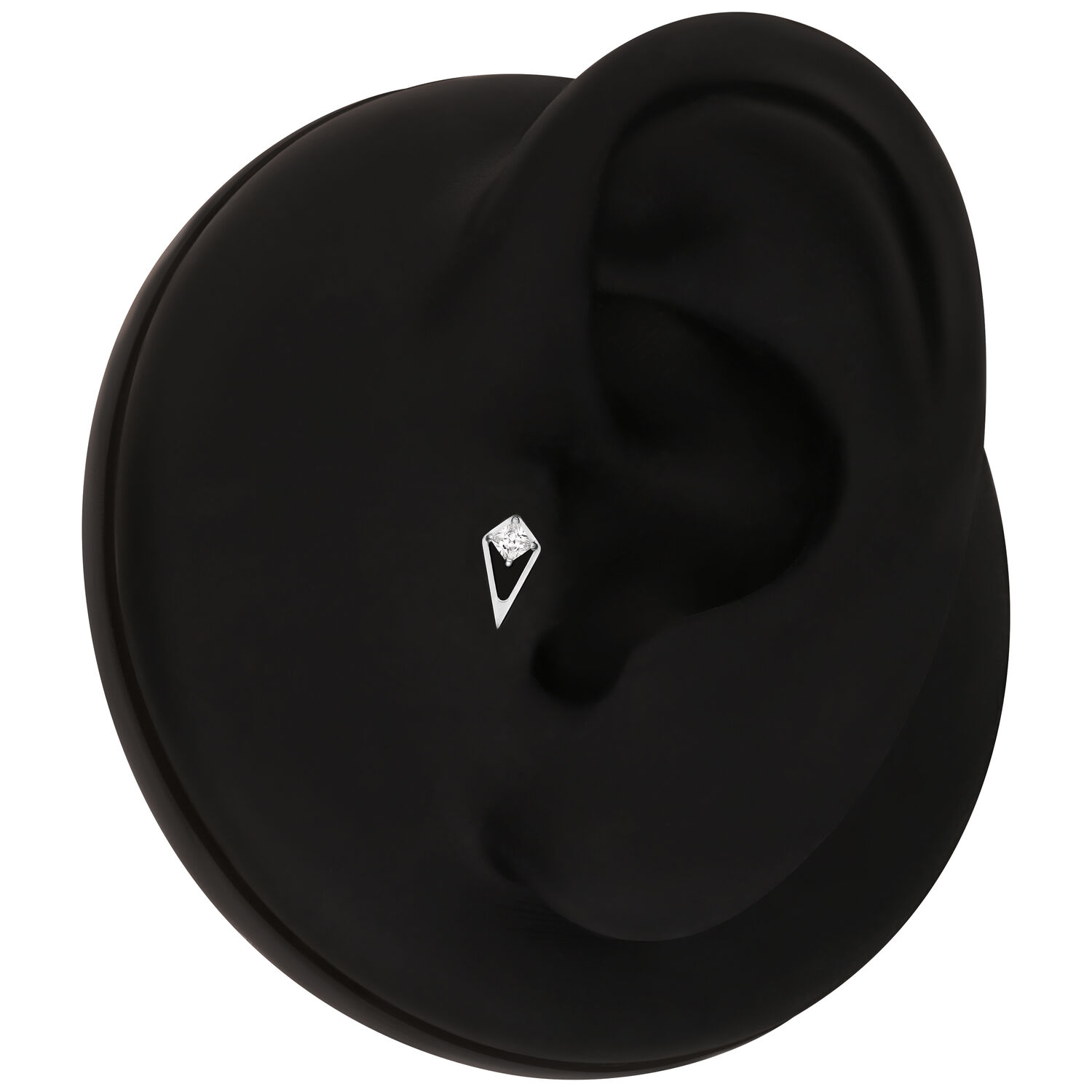 Accesorio negro para piercing de oreja con cristal Accesorio negro para piercing con cristal claro en un modelo de oreja negra