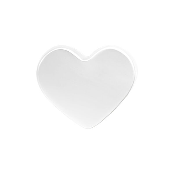 Aplique de piercing en forma de corazón en oro blanco sobre fondo blanco