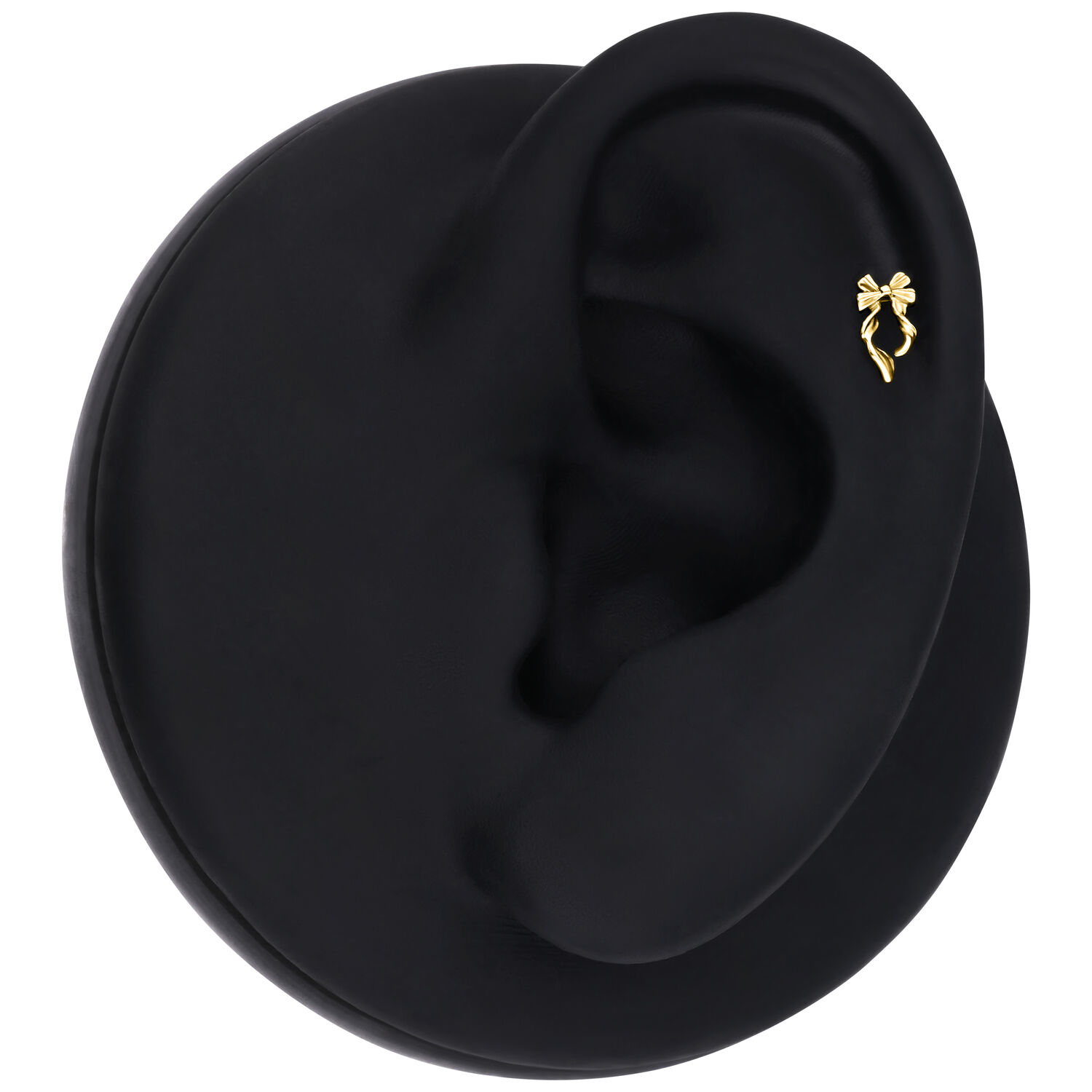 Accesorio de lazo dorado en un modelo de oreja negra sobre fondo blanco