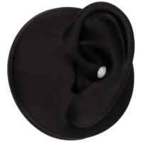 Modelo de oreja negro con accesorio de ópalo Modelo de oreja negro con accesorio de ópalo ovalado, primer plano