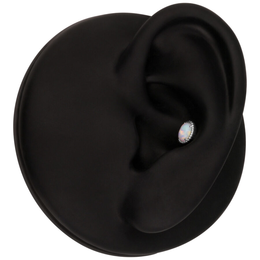Modelo de oreja negro con accesorio de ópalo ovalado, primer plano