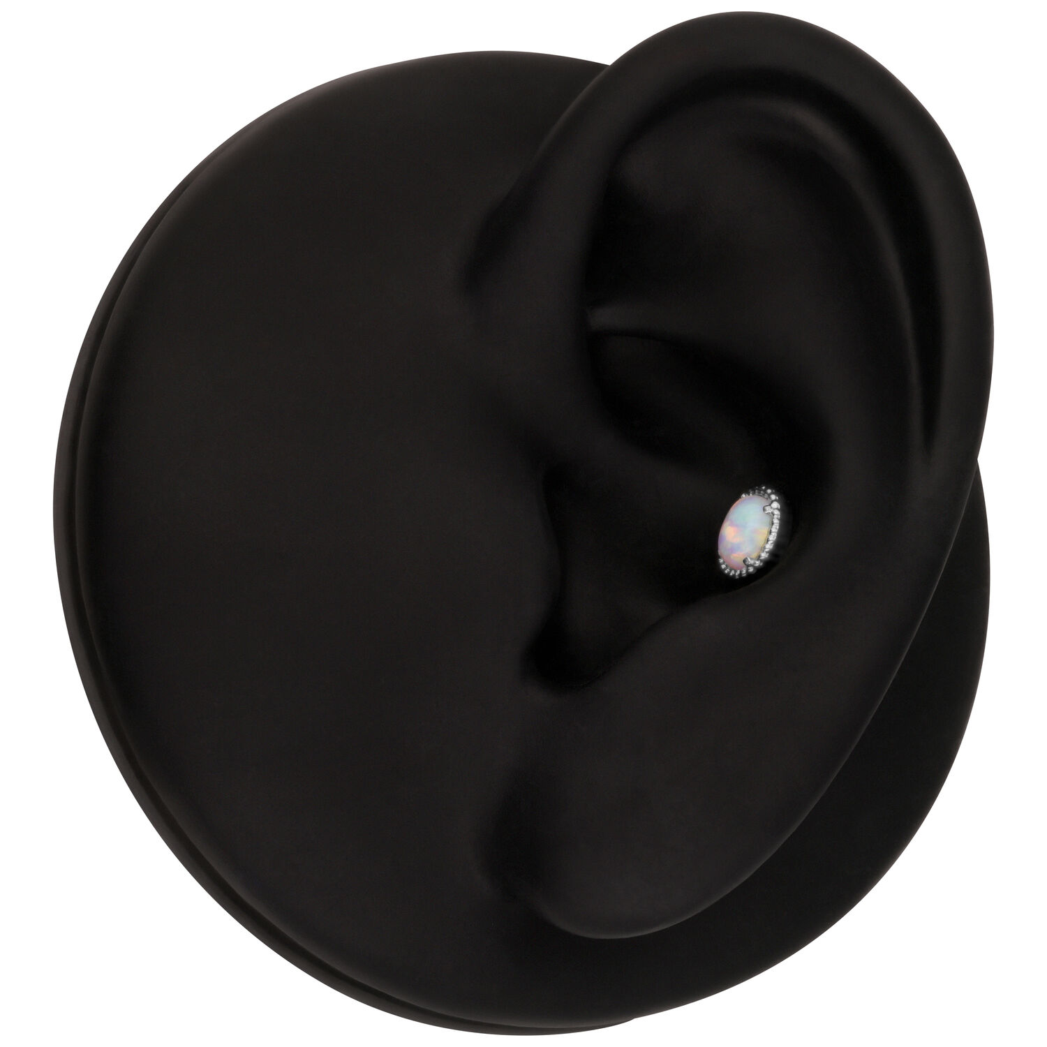 Modelo de oreja negro con accesorio de ópalo Modelo de oreja negro con accesorio de ópalo ovalado, primer plano