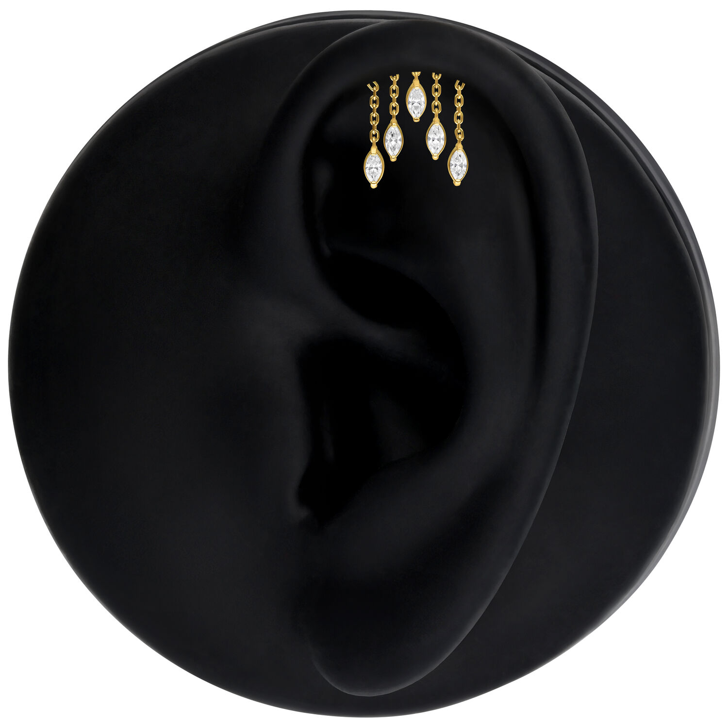 Accesorio dorado para piercing de hélice con cristales Accesorio de piercing dorado con cristales ovalados en un modelo de oreja negra